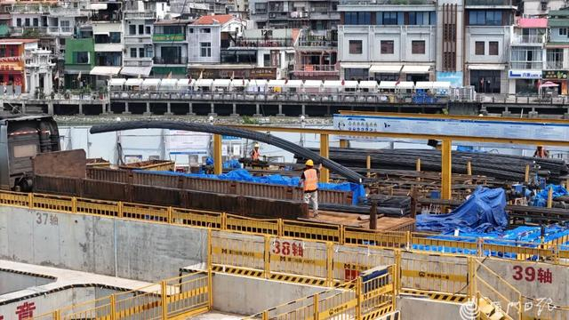 地铁3号线南延段沙坡尾站目前正全力推进基坑开挖。（厦门日报记者 陈立新 摄）