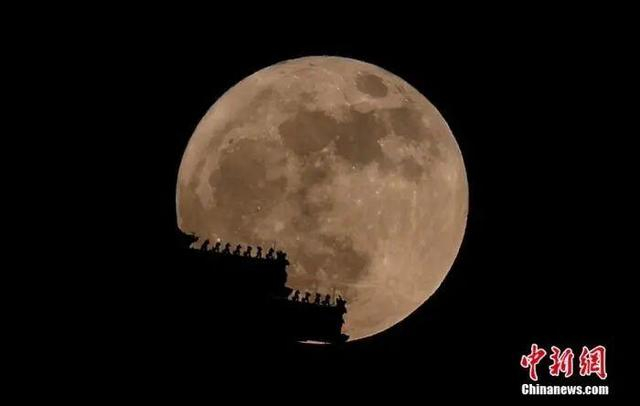 一轮“超级月亮”现身南京上空。中新社记者 泱波 摄