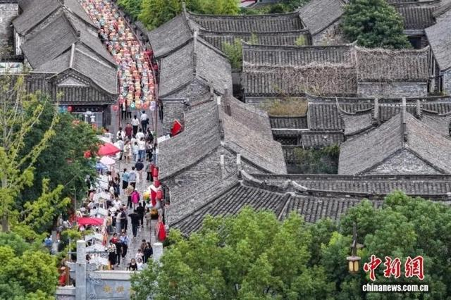 10月1日，江苏淮安，民众走进盱眙县第一山历史文化街区品“文化大集”。中新社记者 泱波 摄