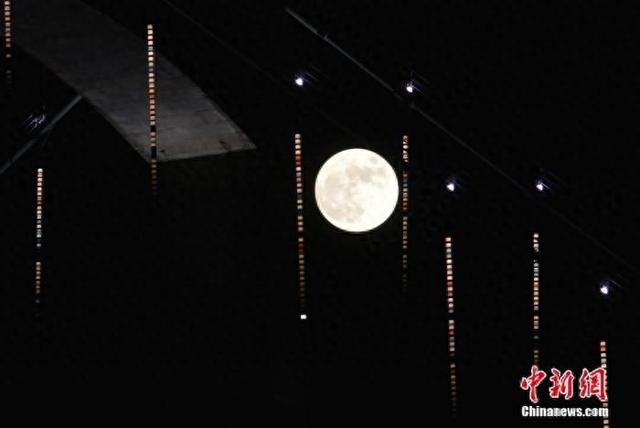 资料图：中秋节，圆月出现在福建福州上空。中新社记者 吕明 摄