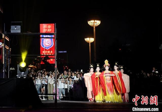 资料图：河北省邯郸市丛台区举行“拜月大典 看见非遗”中秋大型表演活动，现场热闹非凡。图为拜月大典参祭者缓步入场。周绍宗 摄