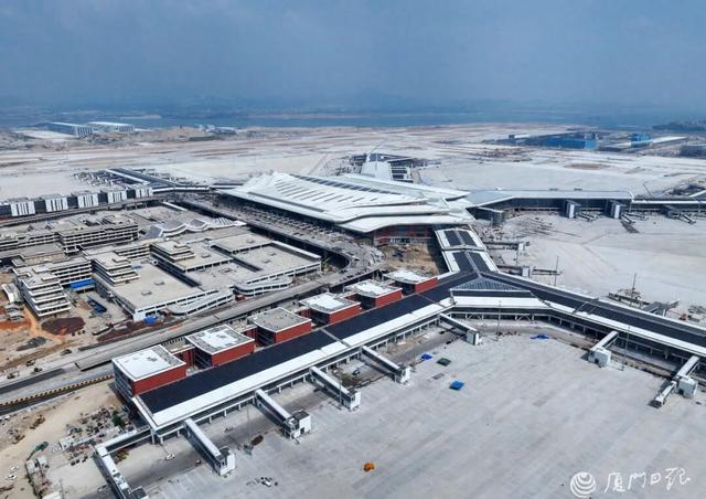 厦门翔安国际机场致力于打造零碳机场，所有指廊的上方全部都铺设了光伏发电系统。（厦门日报记者 王火炎 摄）