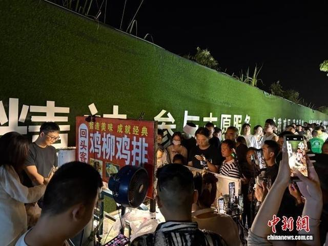 “鸡排哥”李俊永的摊位前大排长龙。记者 李韵涵 摄