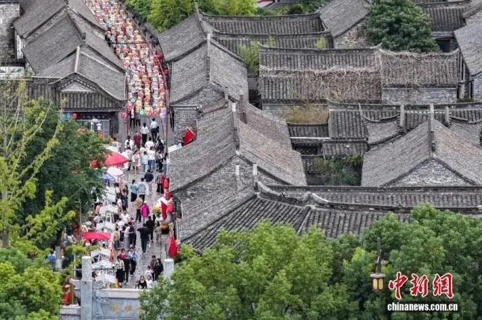10月1日，江苏淮安，民众走进盱眙县第一山历史文化街区品“文化大集”。中新社记者 泱波 摄