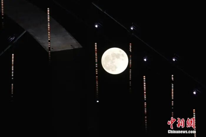 资料图：中秋节，圆月出现在福建福州上空。中新社记者 吕明 摄