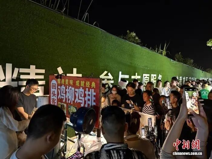 “鸡排哥”李俊永的摊位前大排长龙。记者 李韵涵 摄