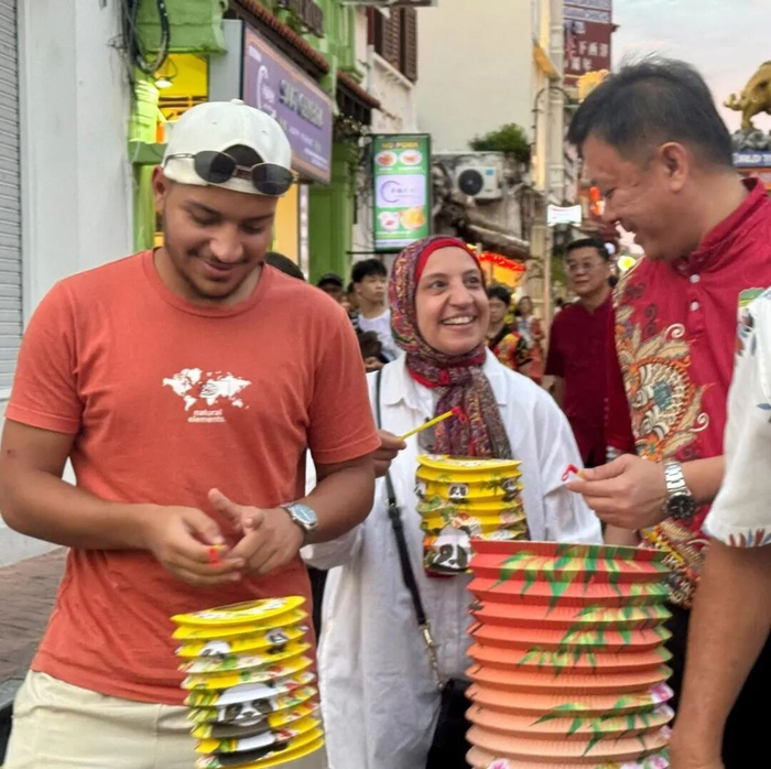 在马来西亚鸡场街的中秋节庆活动中，当地民众和游客共同参加提灯笼踩街活动。受访者供图