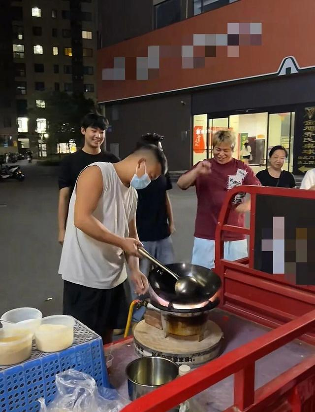 “尧仔炒粉”老板上门为车祸受伤的顾客现场炒粉。社交媒体截图