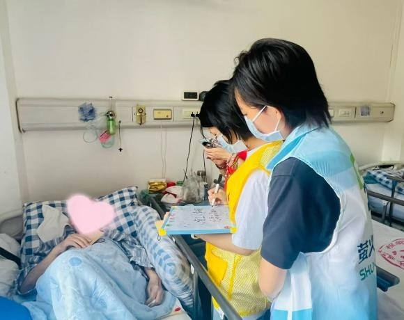志愿者同学们在与奶奶们聊天