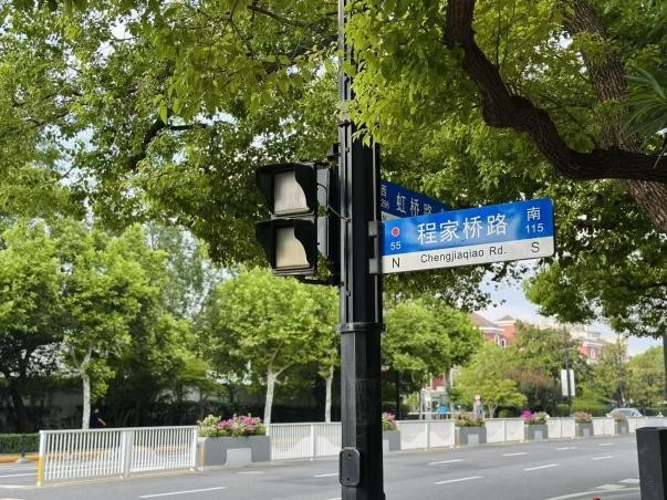 志愿服务后回家的路上，听见蝉鸣，暖风拂面。