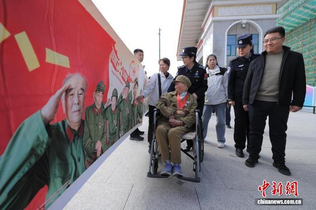 10月7日，在吉林图们口岸，金虎月老人观看抗美援朝老兵图片展。张彪 摄