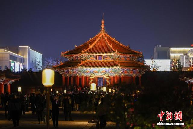 10月6日，夜色渐深，沈阳故宫内依然人流如织。中新社记者 于海洋 摄