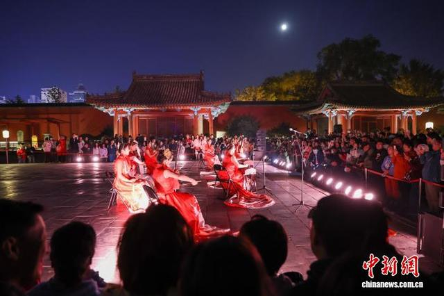 10月6日晚，沈阳故宫大政殿前月台的专场民乐演出。中新社记者于海洋摄