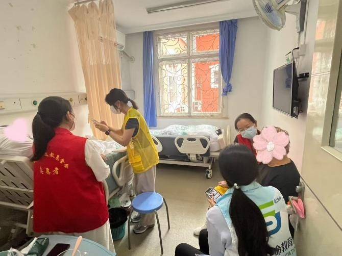 小M同学在为爷爷朗诵一首小诗，我们与志愿者老师们与奶奶快乐地聊着天。