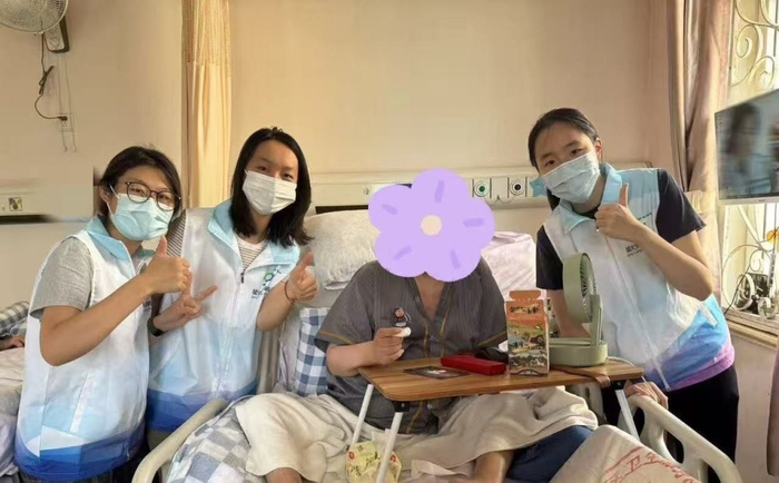 同学们和患者的合影