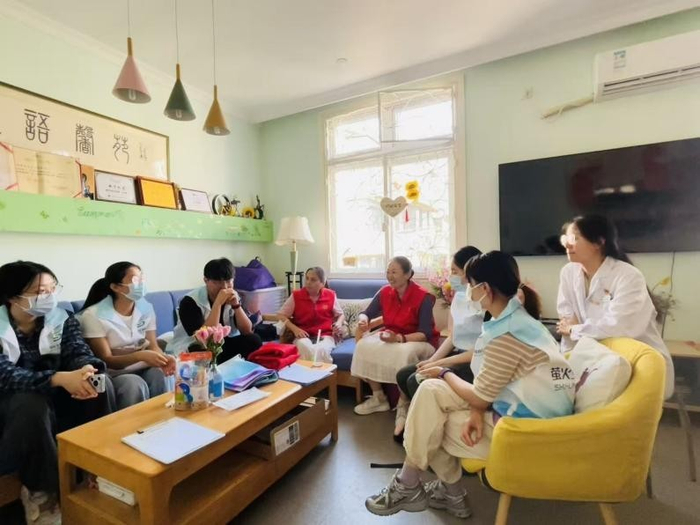 每次服务前,同学们围坐在活动室里,分享自己的想法,总是能在志愿者老师和同学们的分享中得到启发。