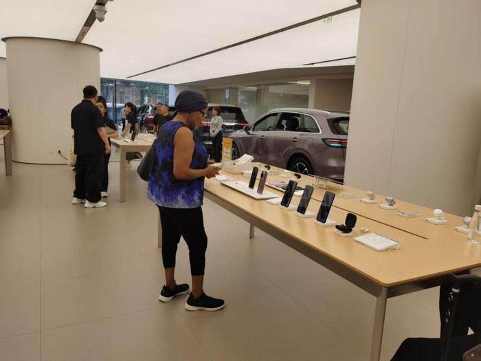 免签“朋友圈”不断扩容，国庆假期外国游客扫货忙，来自俄罗斯的他狂买6台华为电脑-祁梦博客