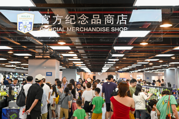2025年10月7日,上海,久事体育场馆旗忠网球中心,官方纪念品商店人气爆棚。澎湃新闻记者 朱伟辉 图