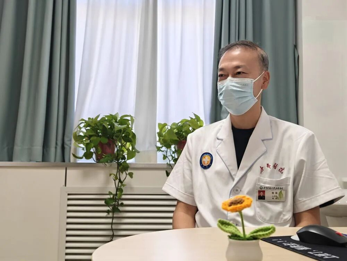 空军军医大学唐都医院神经内科心身门诊教授张侃在为患者问诊。新华社发