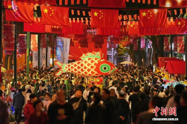10月6日，中秋节，一场非遗鱼灯巡游在北京长辛店国潮街区上演。图为民众观看巡游。 中新社记者 张祥毅 摄