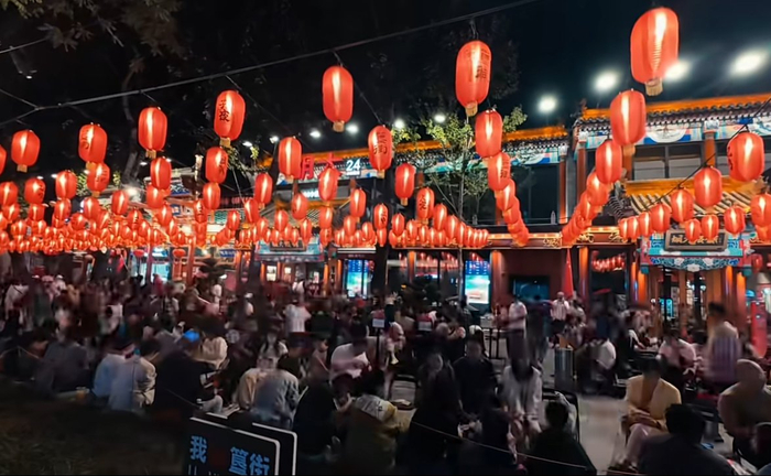 双节期间，簋街依旧是北京餐饮消费的热门地区。新京报记者 王萍 摄