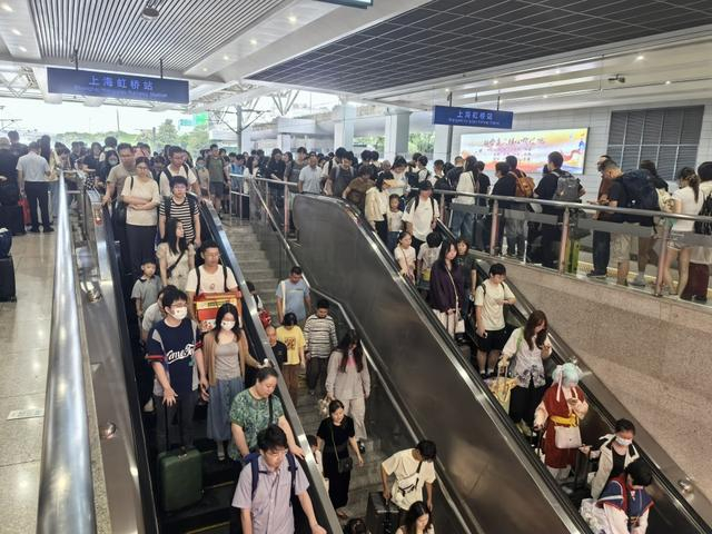 旅客抵达上海虹桥站。铁路上海站 供图
