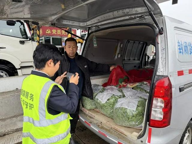 西红门收费站快速查验放行鲜活农产品运输车辆/记者拍摄