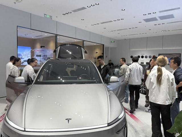 人气高涨的特斯拉门店。特斯拉供图