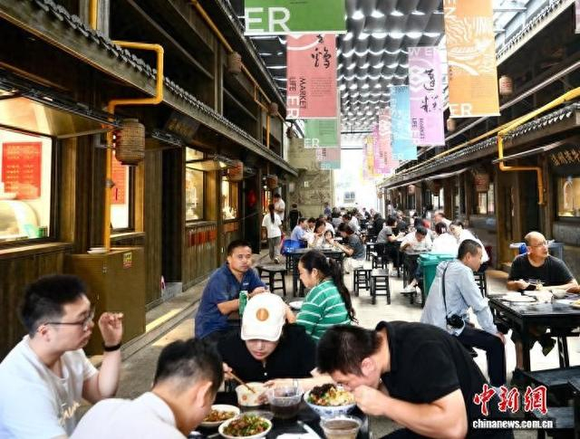 国庆中秋假期期间，食客在文二菜市的长廊里用餐。蓝伊旎 摄