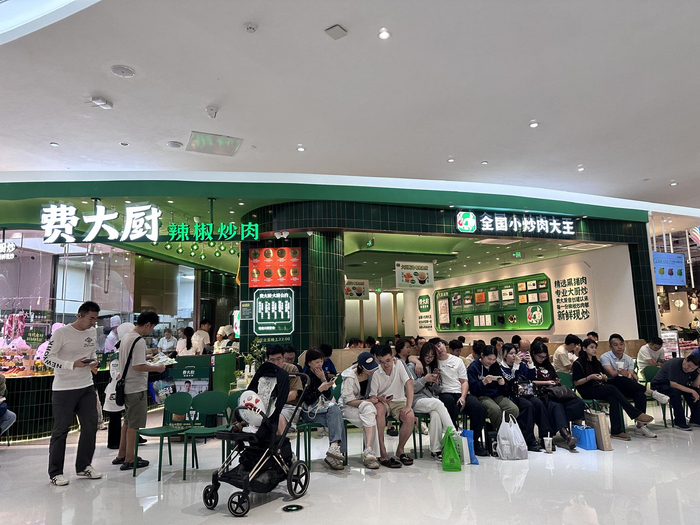 国庆中秋假期，多家餐饮门店排队等位的客流居高不下。新京报记者 王萍 摄