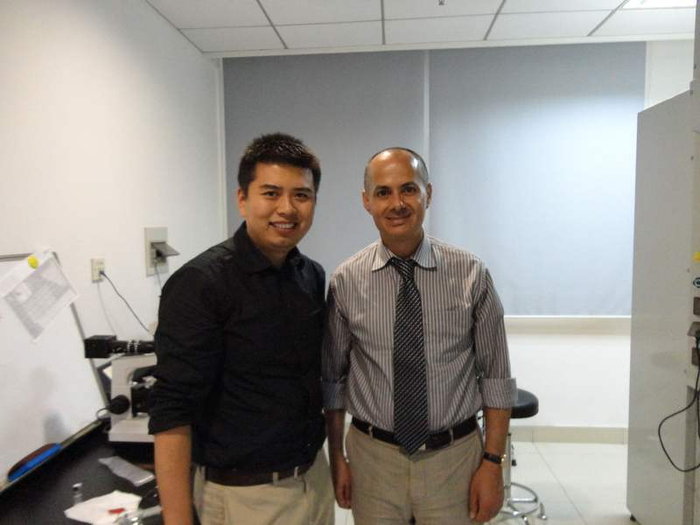 2011年，奥马尔·M·亚吉教授访问复旦大学时和李巧伟合影。受访者供图