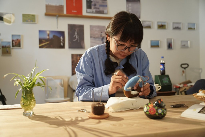 在工作室里一坐就是一天，全身心投入作品的莲花。（澎湃新闻胡弘彪|摄）
