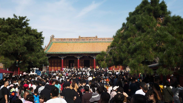 游客在沈阳故宫参观游览（10月5日摄）。新华社 图