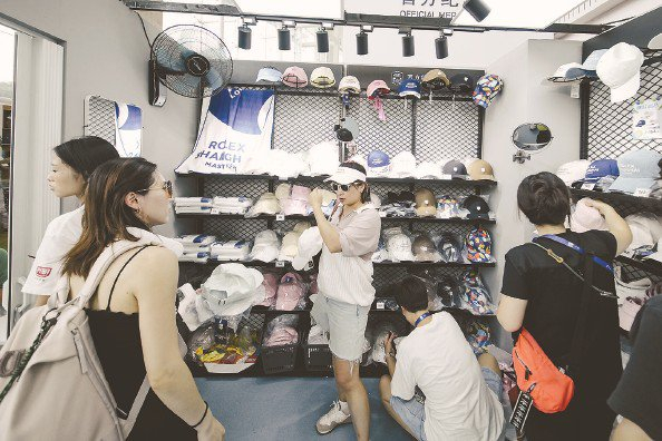             观赛者在网球大师赛球迷商店选购纪念品          