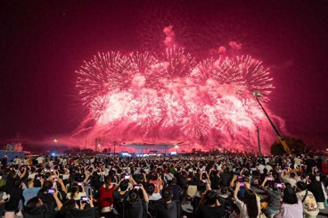 △10月3日，湖南浏阳，烟花秀。图片来源：视觉中国