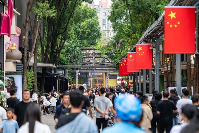 2025年10月7日，四川成都，双节期间东郊记忆游客量翻倍。视觉中国 图