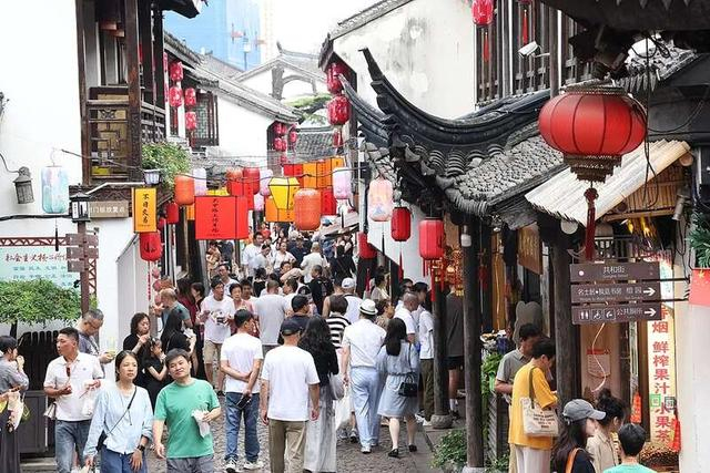 △10月8日，上海，市民、游客抓住假期尾巴在南翔老街上游览。图片来源：视觉中国