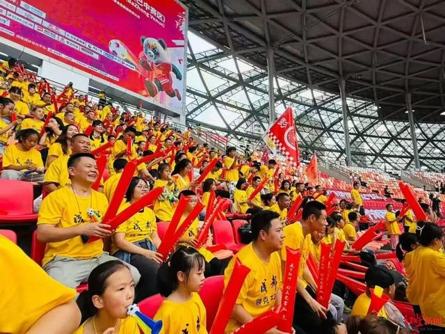 近600名成都球迷在巴中观看四川省城市足球联赛。微信公众号“成都发布” 图