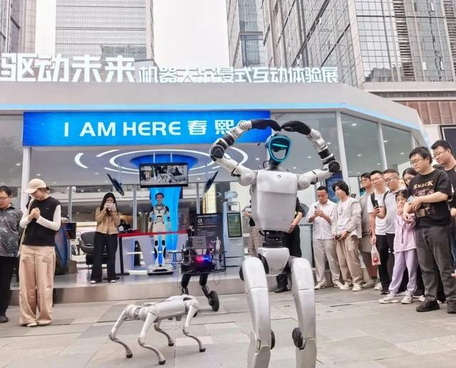 机器人在春熙路与行人互动。微信公众号“成都发布” 图