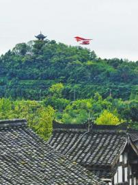10月2日，游客乘坐低空水上飞机在空中游览阆中古城。