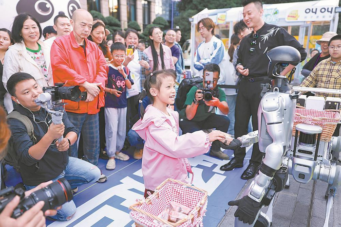     游客近距离接触机器人。