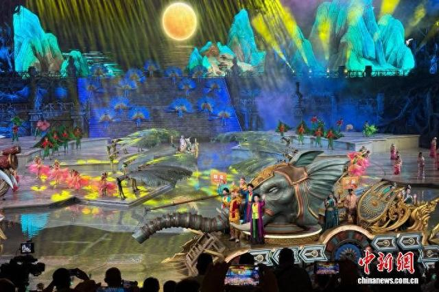 10月1日，第十三届澜沧江·湄公河流域国家文化艺术节在西双版纳州景洪市开幕。 陈静 摄