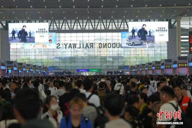 图为国庆中秋假期期间成都东站候车大厅。成都局集团公司 供图