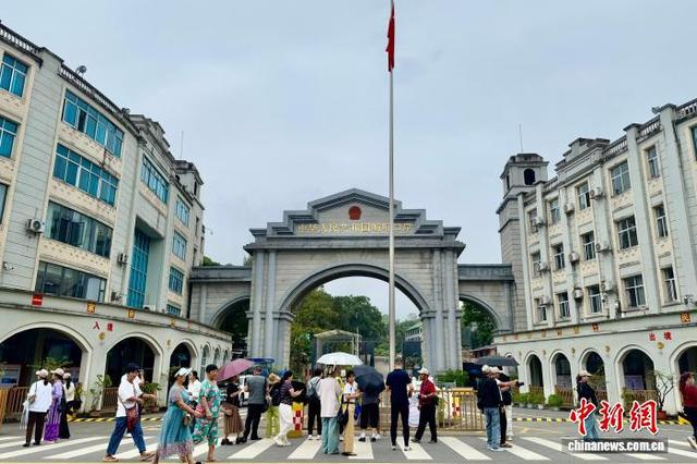 10月3日，各地游客来到位于云南省德宏州瑞丽市的畹町口岸旅游打卡。 罗婕 摄
