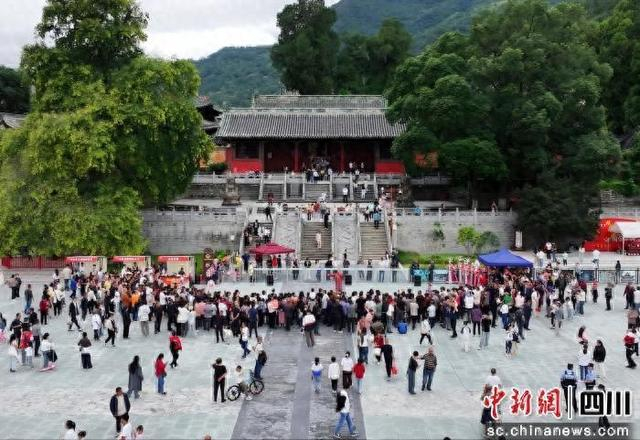 报恩寺迎来游客高峰。 平武县委宣传部供图