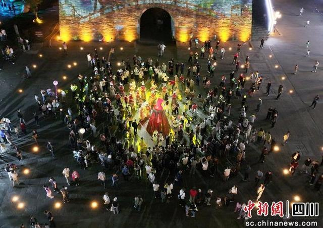 热闹的篝火晚会。 平武县委宣传部供图