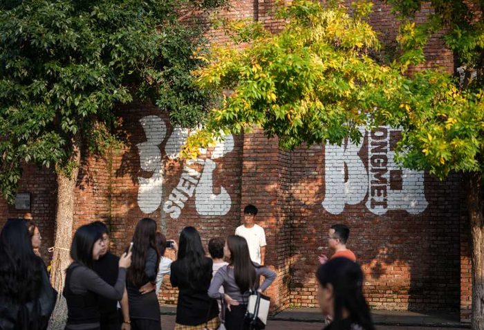 10月1日，游客在沈阳红梅文创园游览。新华社记者 潘昱龙 摄