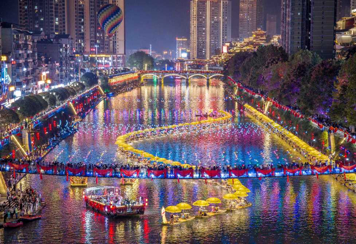 10月6日晚，游客在湖北省宣恩县乘坐竹筏欣赏夜景。 新华社发（王法钧摄）