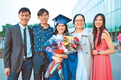 马凯伦一家兄弟姐妹都曾是李建一（右二）的学生。受访者供图