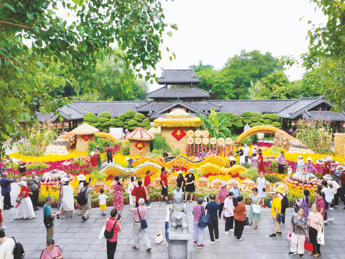     南宁青秀山风景区举办2025年青秀山丰收节，吸引众多游客共享丰收喜悦。    （景区供图）